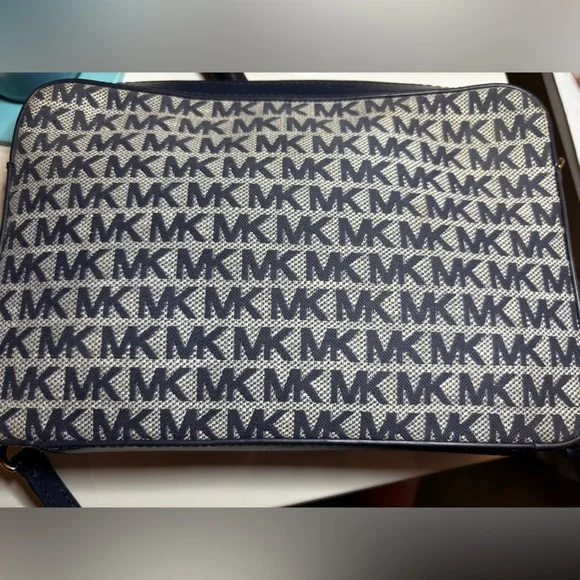 Michael kors crossbody - Picture 4 of 9